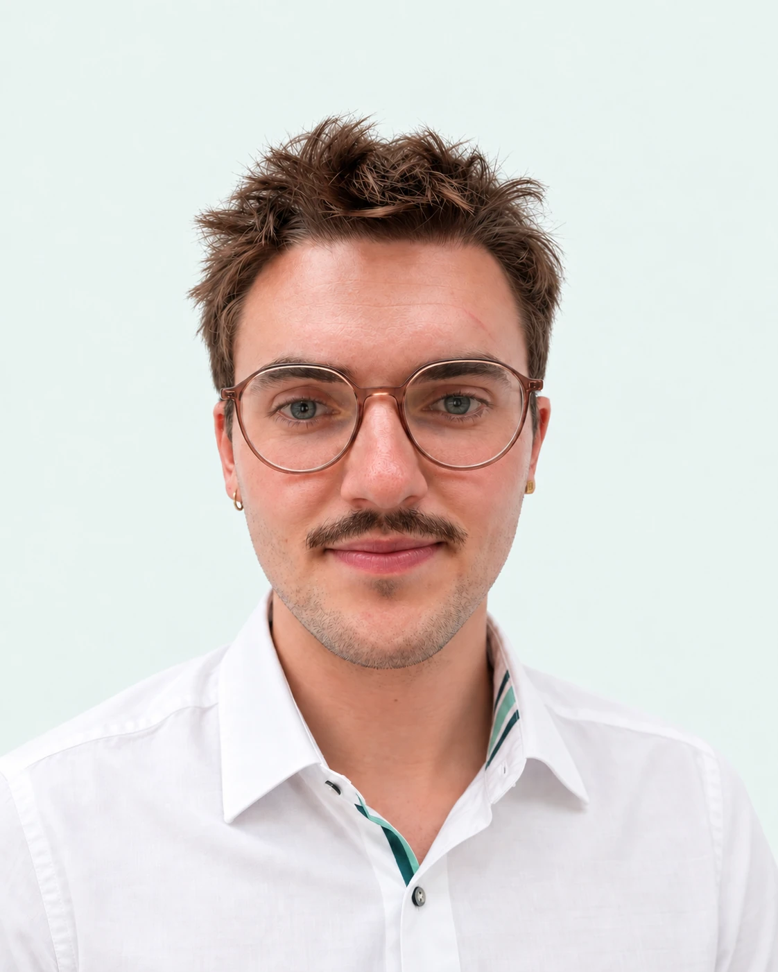 Bearbeitetes Porträt von Anton mit kurzem Haar, runder Brille und weißem Hemd.