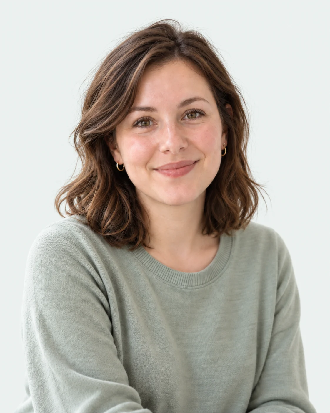 Illustratives Porträt für Tine: Frau mit braunem Haar und salbeifarbenem Oberteil.